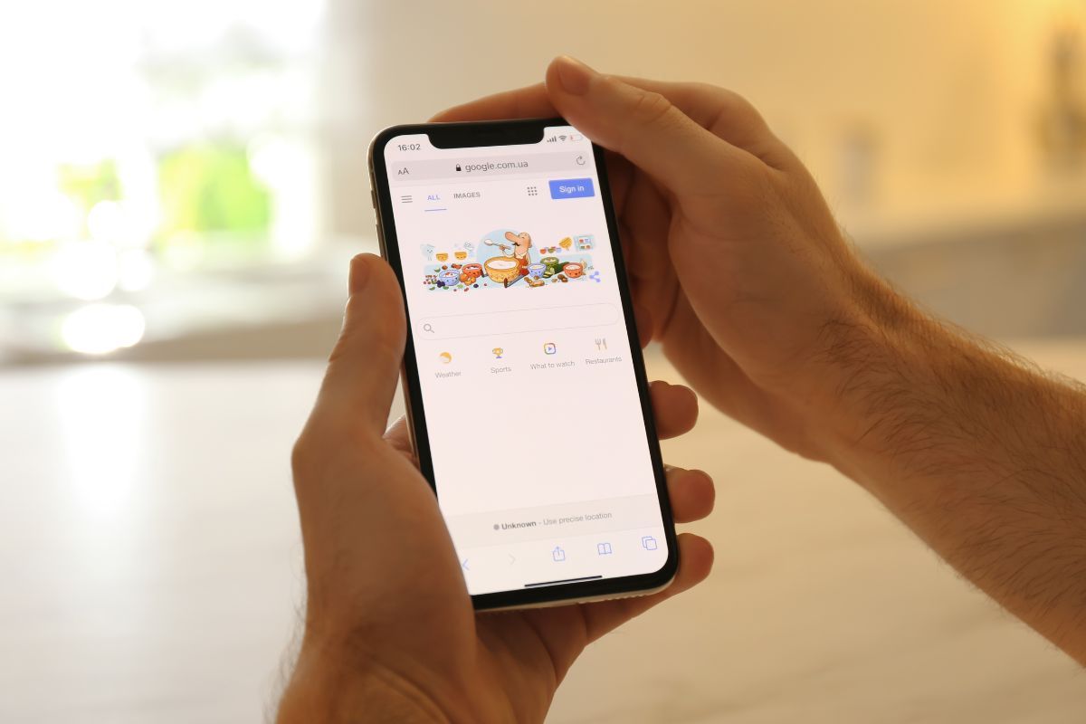 Utente si connette a Google sullo smartphone