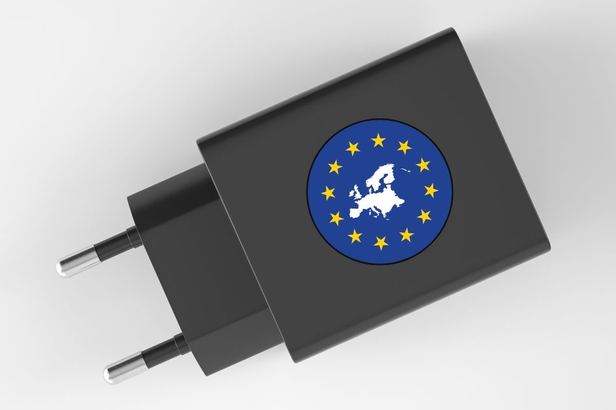 Un comune caricabatterie con ingresso USB