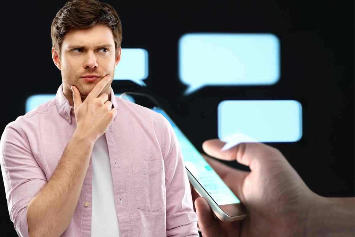 Persona guarda perplessa un cellulare e delle vignette