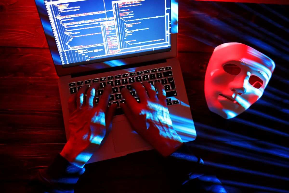 Truffatore cerca di sottrarre dati personali sul web