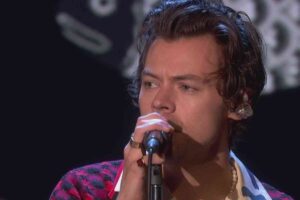 Harry Styles si esibisce dal vivo