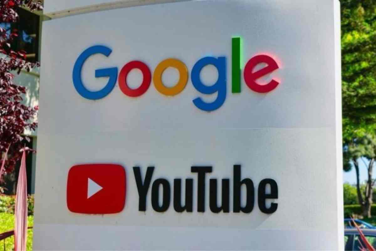 i loghi di google e youtube davanti alla sede centrale