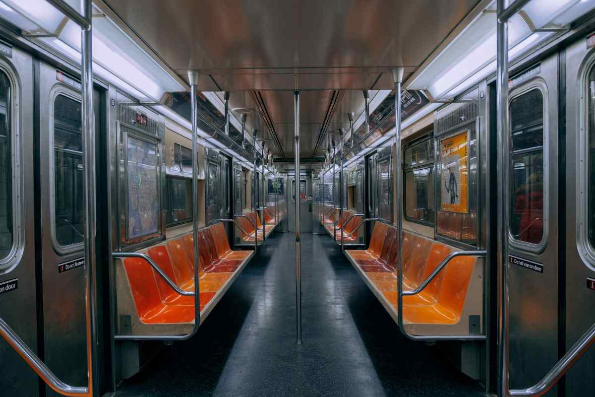 Vagone della metropolitana deserto