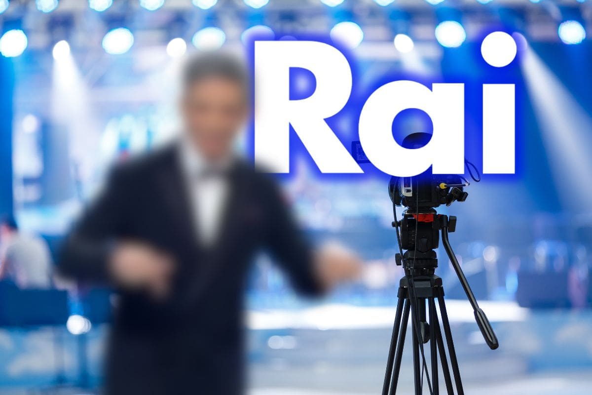 studio televisivo con logo rai e fiorello pixellato