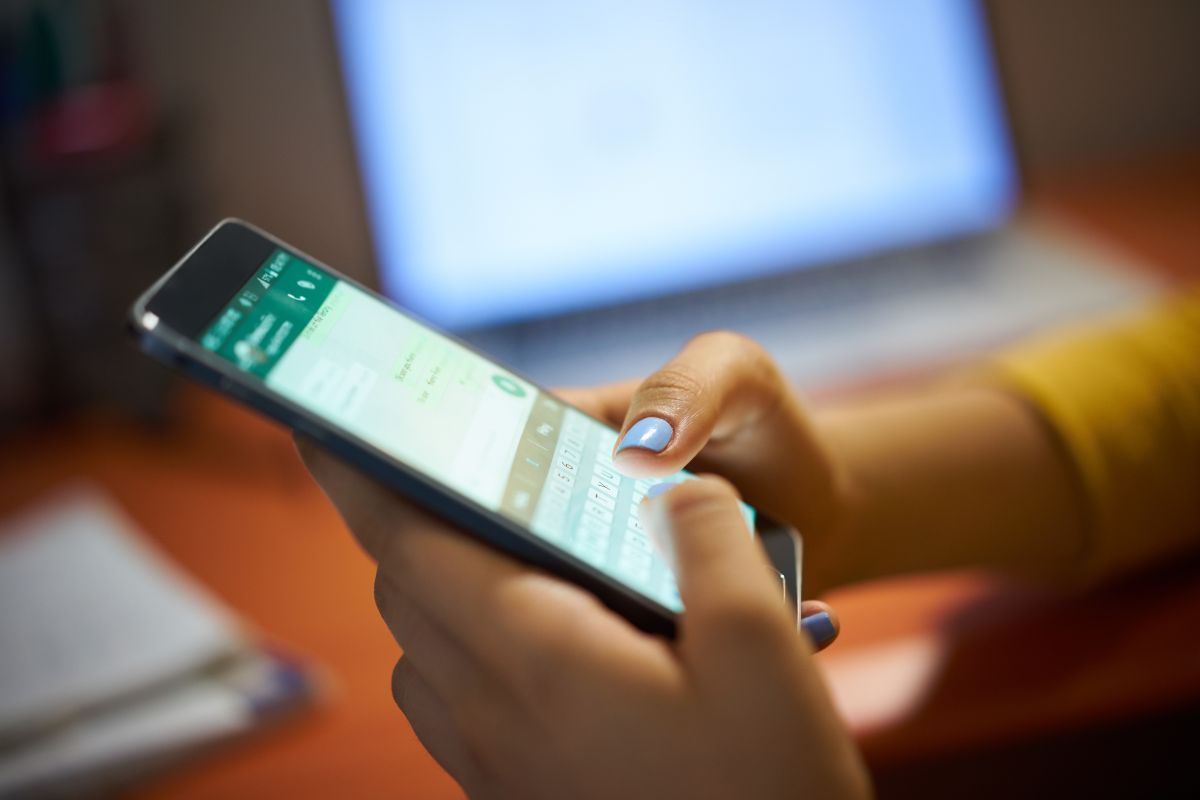 donna che messaggia su whatsapp