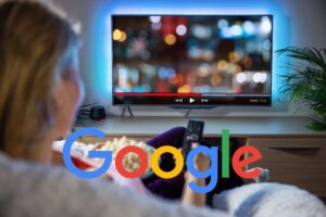 donna che guarda la tv e logo google