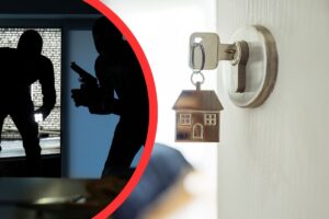 porta con chiave e portachiavi con simbolo casa e in una cornice ladri in azione