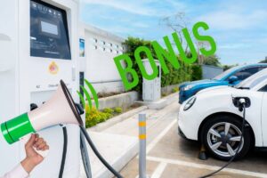 auto elettrica in ricarica con mano megafono e scritta bonus