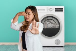 asciugatrice e donna che si tiene naso chiuso e fa segno di stop con le mani