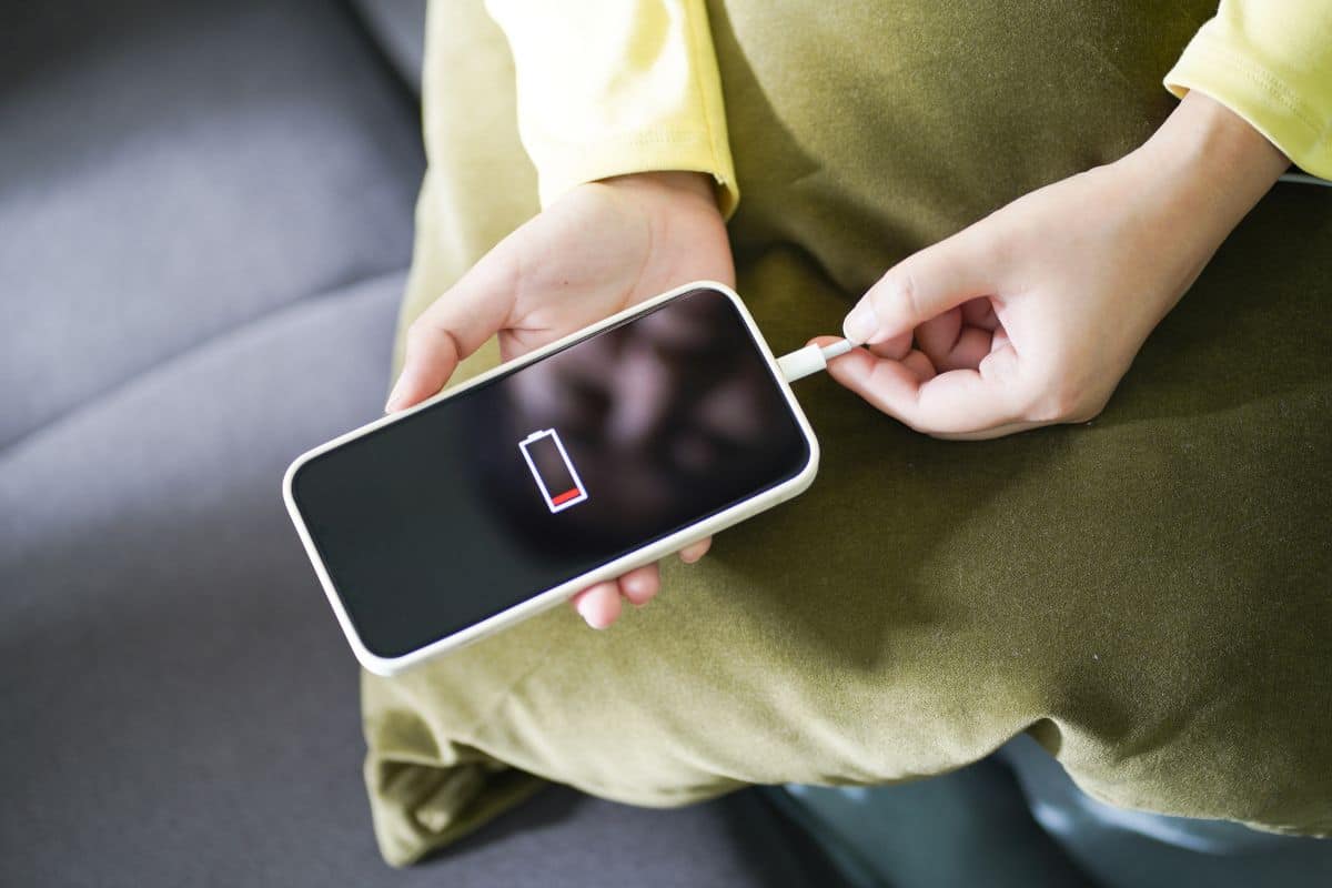 smartphone sotto carica scarico completamente