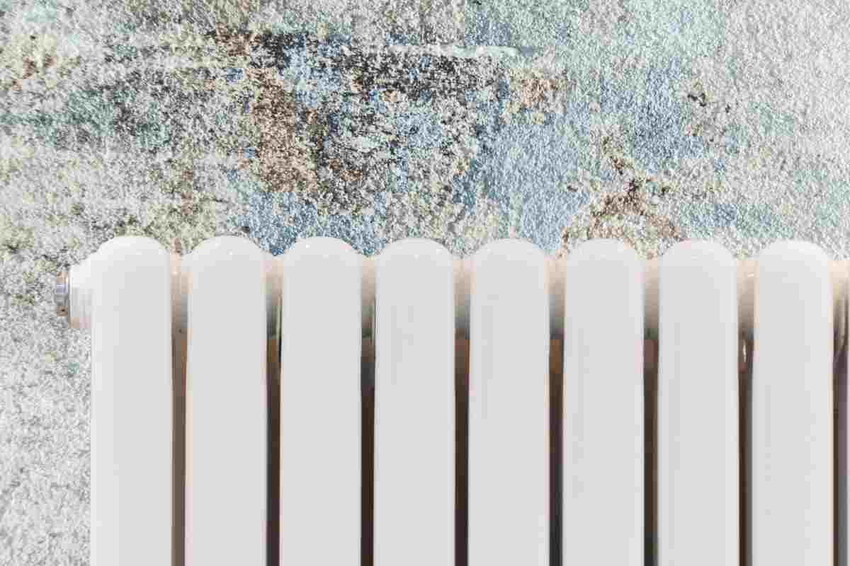 Termosifone e muro macchiato alle sue spalle