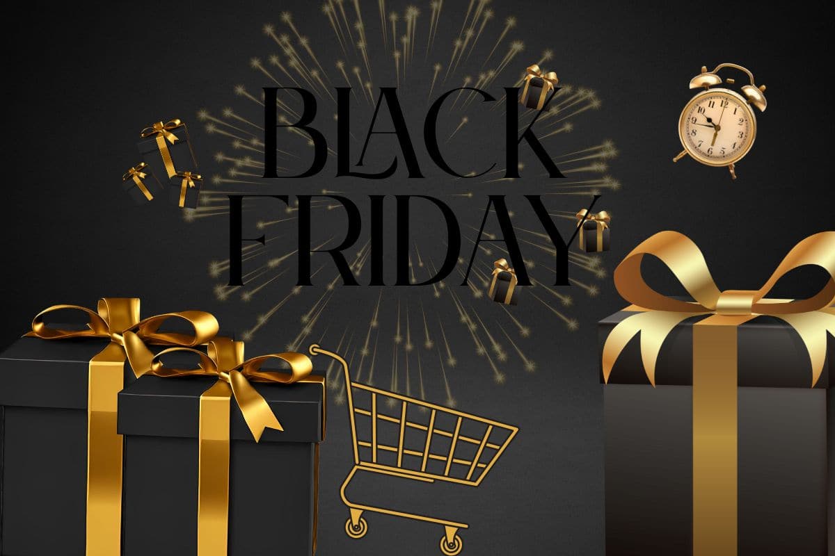 scritta black friday con pacchi neri e oro e carrello spesa e sveglia