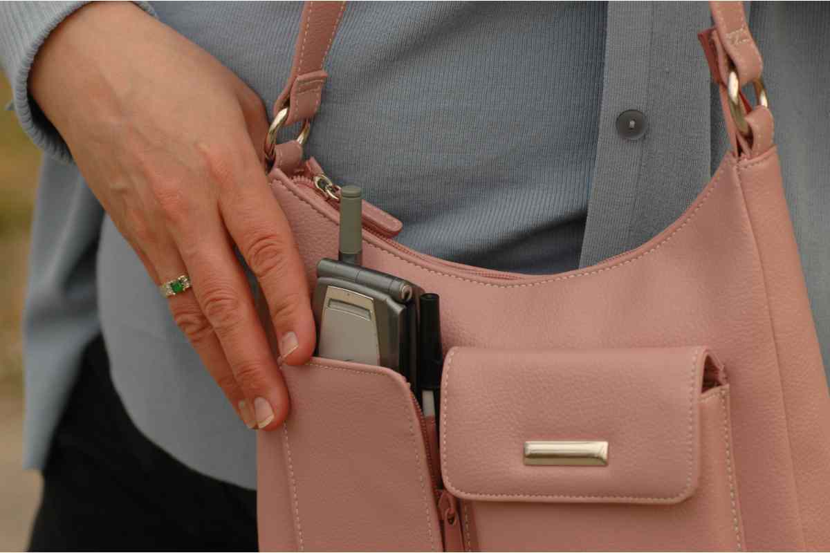 Un cellulare in una borsa