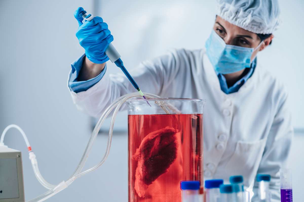 Una ricercatrice al lavoro in laboratorio