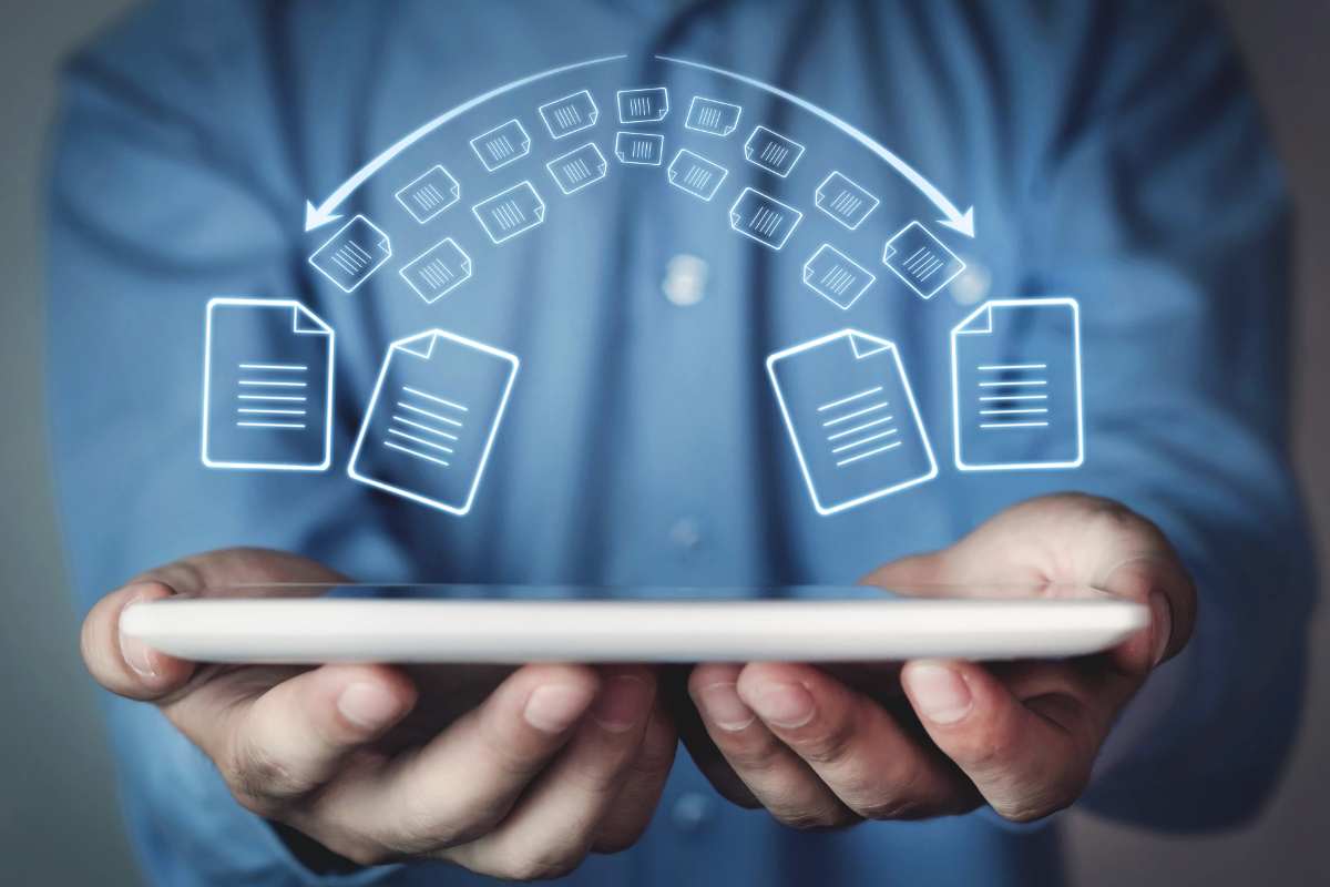 persona con tablet e grafica file digitali