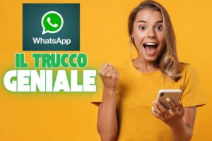 ragazza felice con smartphone logo whatsapp e scritta