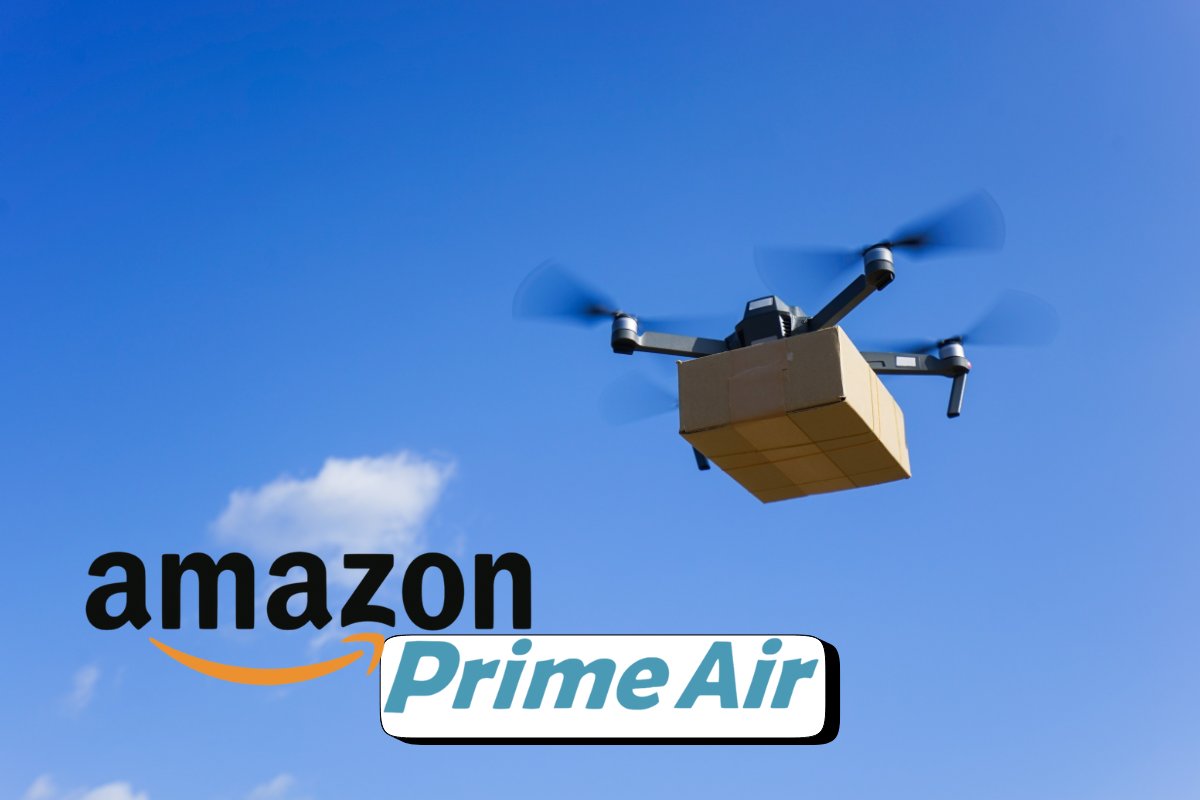 Un drone che trasporta un pacco ed il logo di Amazon Prime Air