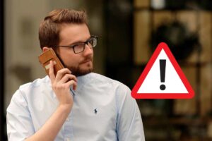 Uomo che usa il cellulare
