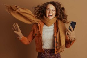 donna felice smartphone autunno