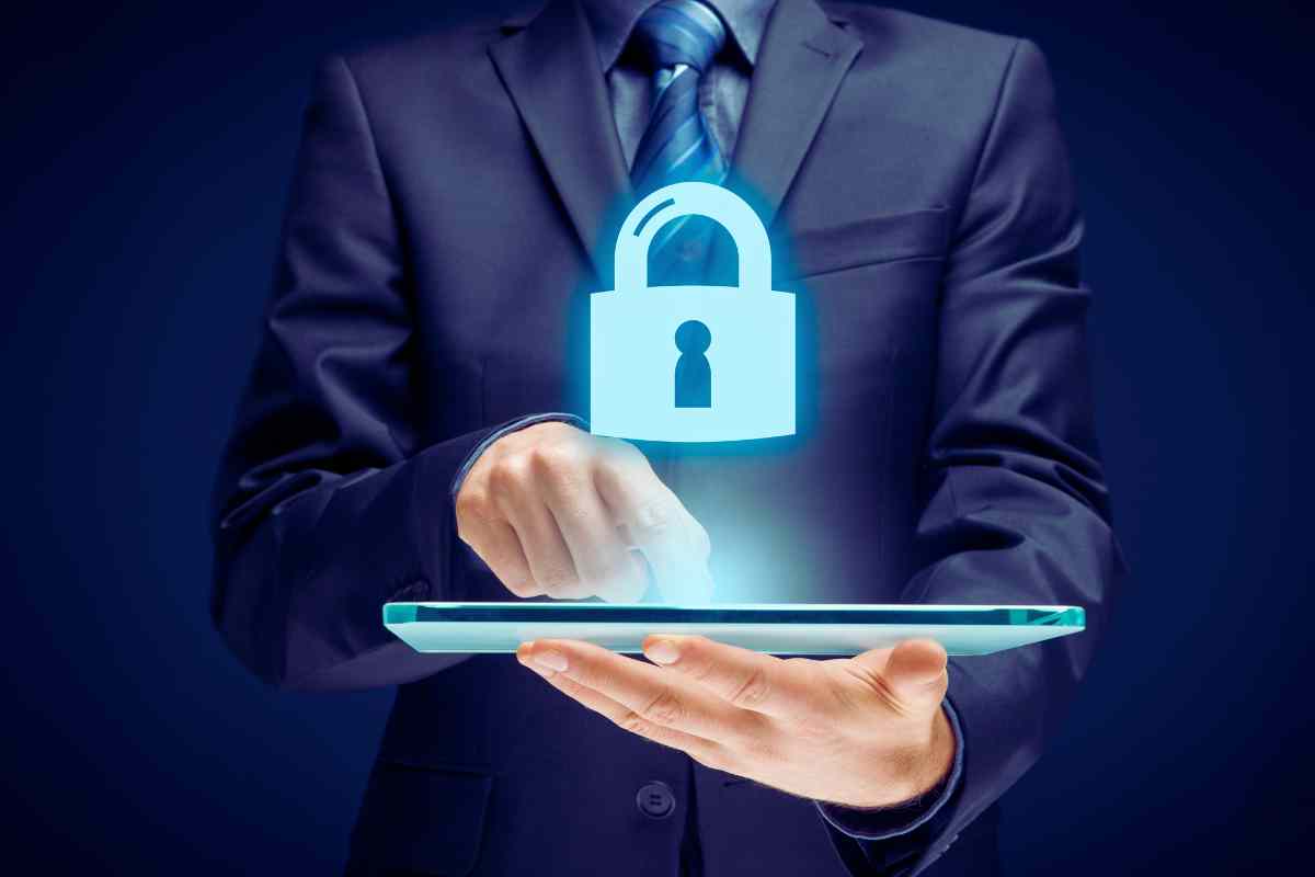 persona con un tablet e lucchetto