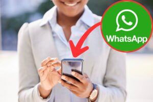 donna con smartphone cornice logo whatsapp freccia