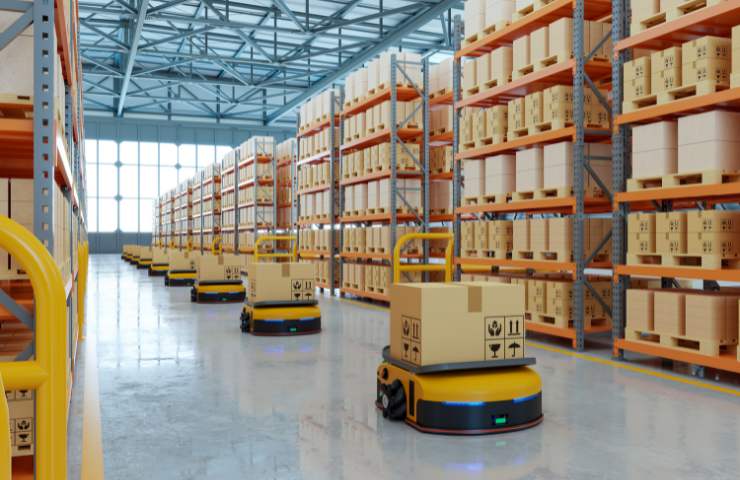 Robot con pacchi in un magazzino