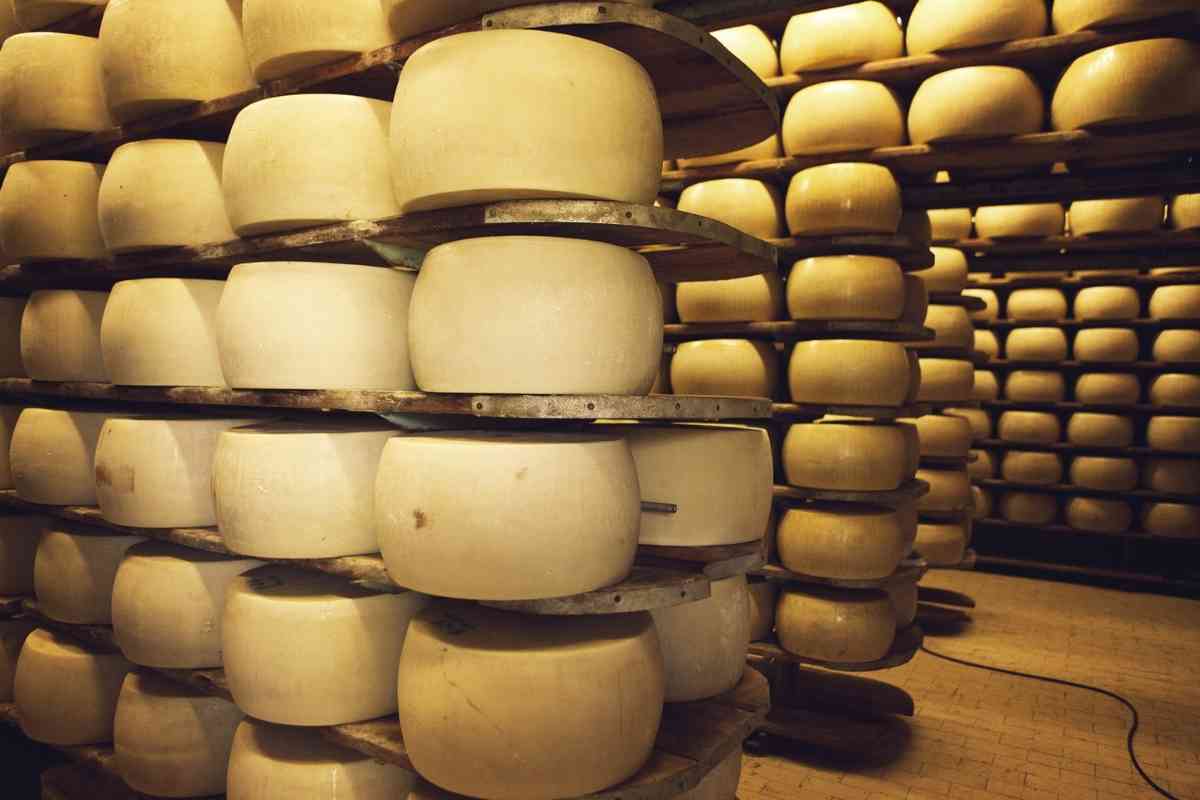 come viene prodotto il parmigiano reggiano