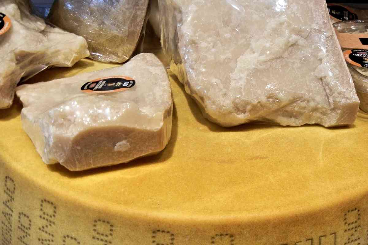 come viene prodotto il parmigiano reggiano