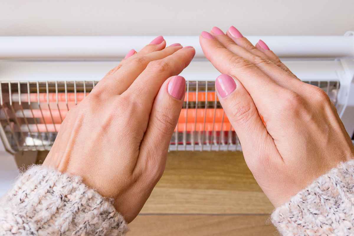 mani di una donna vicino alla stufa