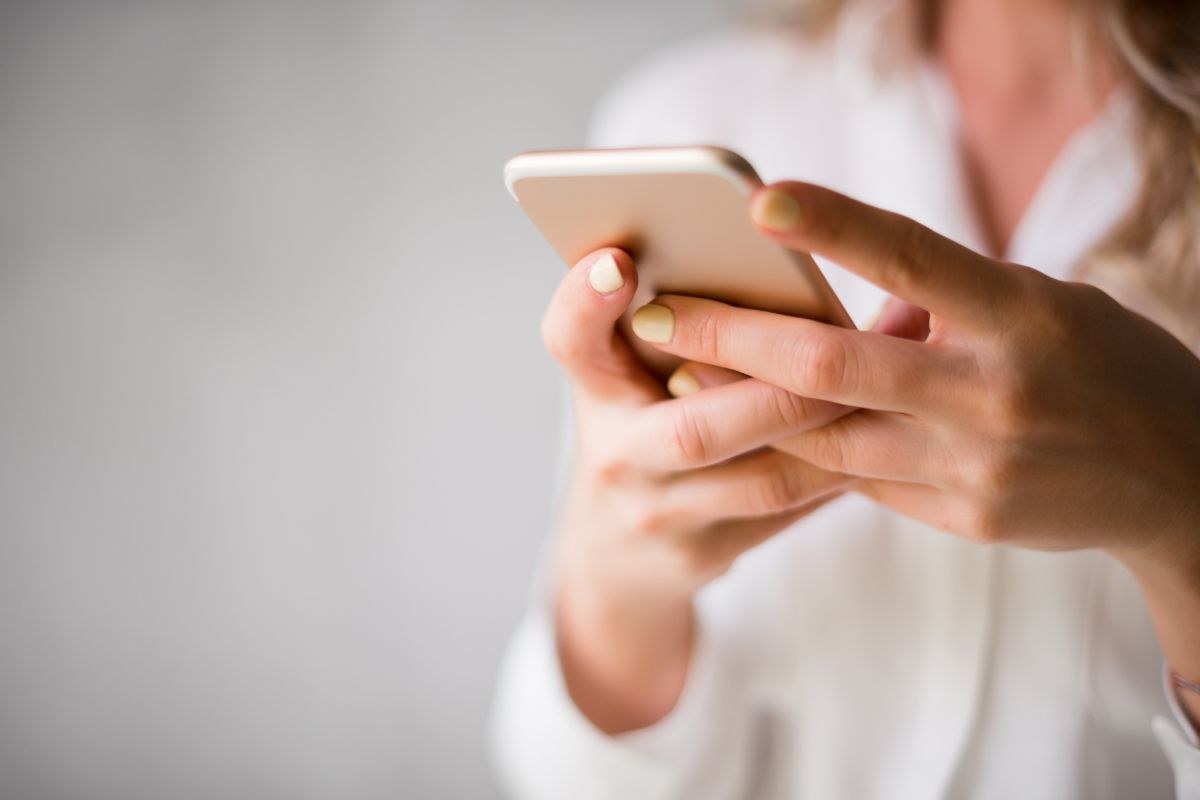 Persona che utilizza il cellulare