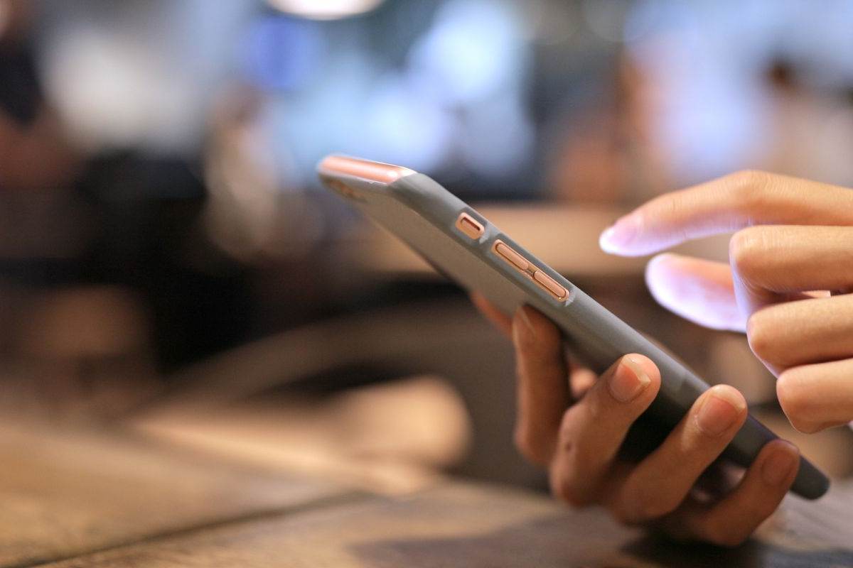 Persona che utilizza il cellulare