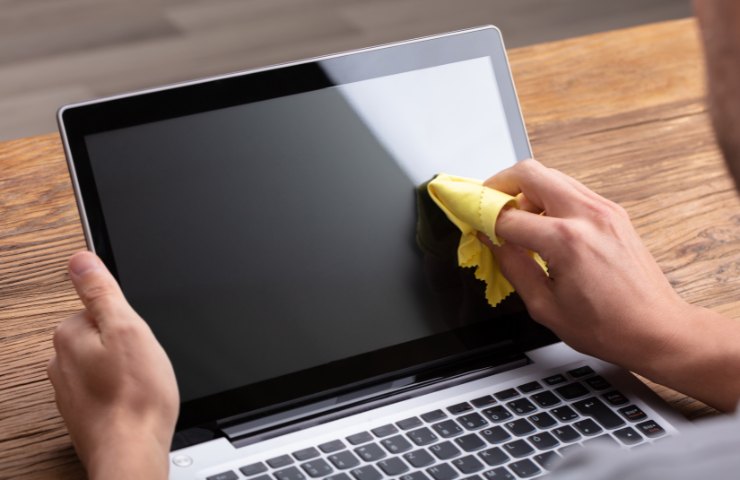 Pulizia dello schermo di un pc portatile